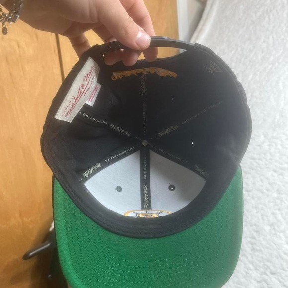 Mitchell & ness Boston bruins men's black and yellow snapbask‎ hat - Picture 4 of 4